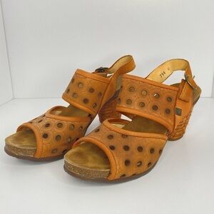 EL NATURALISTA ORANGE LEATHER HEELS